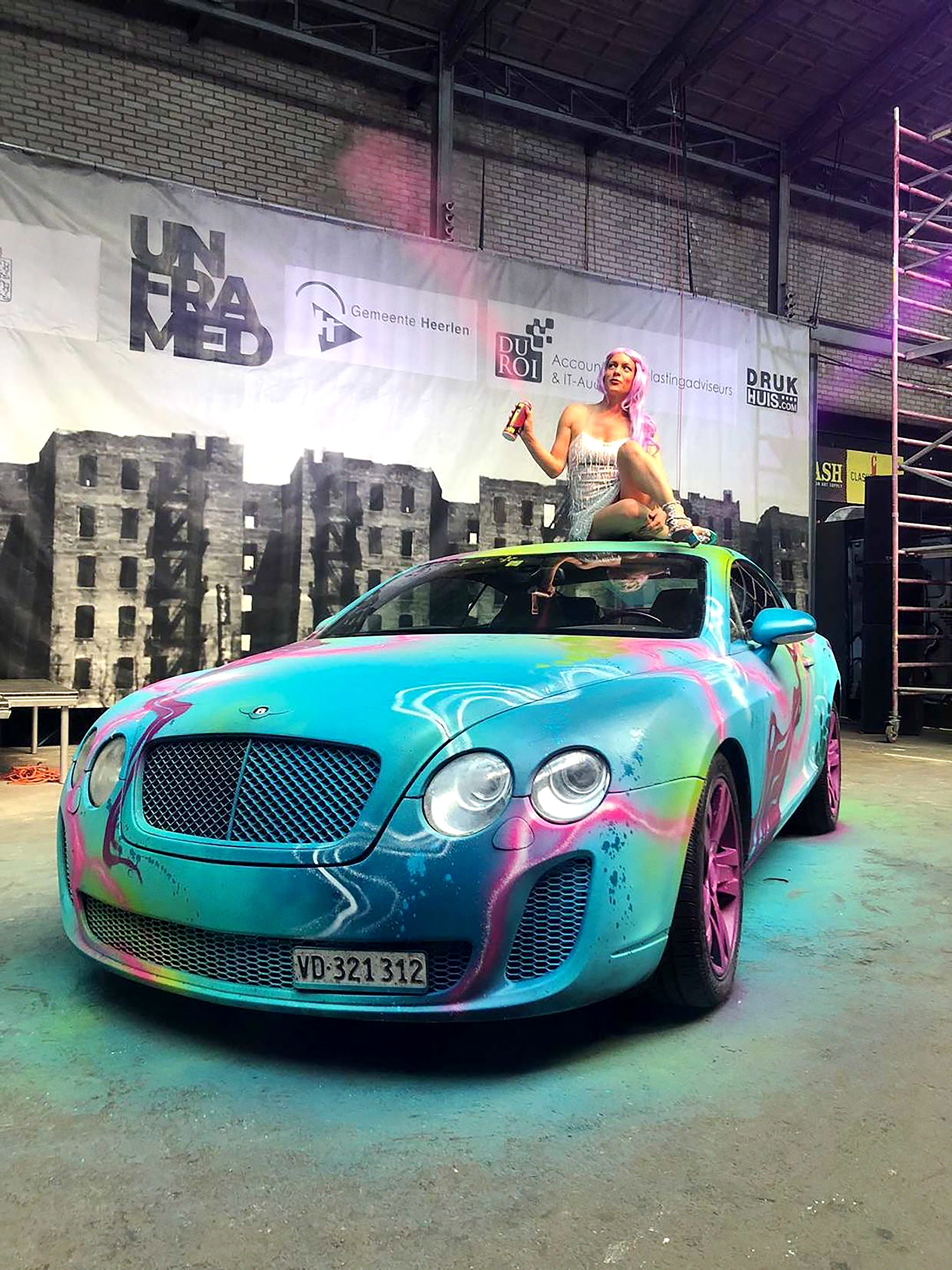 Lady.K sur sa Bentley